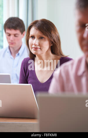 Reife Studentin In Erwachsenenbildung Computerklasse Stockfoto