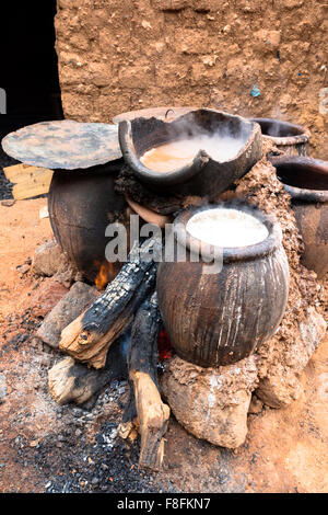 Kochen die Hirse Bier, Bobo-Dioulasso, Burkina Faso Stockfoto