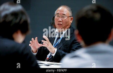 (151209)--PARIS, 9. Dezember 2015 (Xinhua)--Chinas Sonderbotschafter für Climate Change Xie Zhenhua spricht zu Medien am Veranstaltungsort der Paris Konferenz zum Klimawandel in Le Bourget auf den nördlichen Vororten von Paris, 9. Dezember 2015. Der französische Außenminister und Präsident von Paris Klima Konferenz Laurent Fabius präsentiert eine neue saubere Version des Textes für ein globales Klimaschutzabkommen am Mittwoch als Grundlage für weitere Verhandlungen zwischen den Ländern in den nächsten 48 Stunden. Die wichtigsten noch offenen Fragen, die noch um zu lösenden gehören nach 2020 Klimafinanzierung, Ehrgeiz der Aktion und wie entsprechend der p Stockfoto