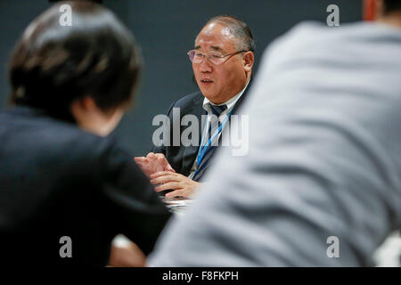 (151209)--PARIS, 9. Dezember 2015 (Xinhua)--Chinas Sonderbotschafter für Climate Change Xie Zhenhua spricht zu Medien am Veranstaltungsort der Paris Konferenz zum Klimawandel in Le Bourget auf den nördlichen Vororten von Paris, 9. Dezember 2015. Der französische Außenminister und Präsident von Paris Klima Konferenz Laurent Fabius präsentiert eine neue saubere Version des Textes für ein globales Klimaschutzabkommen am Mittwoch als Grundlage für weitere Verhandlungen zwischen den Ländern in den nächsten 48 Stunden. Die wichtigsten noch offenen Fragen, die noch um zu lösenden gehören nach 2020 Klimafinanzierung, Ehrgeiz der Aktion und wie entsprechend der p Stockfoto