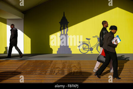 (151209)--PARIS, 9. Dezember 2015 (Xinhua)--Teilnehmer am Veranstaltungsort der Paris Konferenz zum Klimawandel in Le Bourget auf den nördlichen Vororten von Paris, 9. Dezember 2015 laufen. Der französische Außenminister und Präsident von Paris Klima Konferenz Laurent Fabius präsentiert eine neue saubere Version des Textes für ein globales Klimaschutzabkommen am Mittwoch als Grundlage für weitere Verhandlungen zwischen den Ländern in den nächsten 48 Stunden. Die wichtigsten noch offenen Fragen, die noch um zu lösenden gehören nach 2020 Klimafinanzierung, Ehrgeiz der Aktion und wie entsprechend das Prinzip der "gemeinsamen, aber differenzierten Pfl Stockfoto