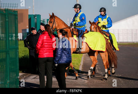 (151209)--PARIS, 9. Dezember 2015 (Xinhua)--Polizeistreife Austragungsort der Paris Konferenz zum Klimawandel in Le Bourget auf den nördlichen Vororten von Paris, 9. Dezember 2015. Der französische Außenminister und Präsident von Paris Klima Konferenz Laurent Fabius präsentiert eine neue saubere Version des Textes für ein globales Klimaschutzabkommen am Mittwoch als Grundlage für weitere Verhandlungen zwischen den Ländern in den nächsten 48 Stunden. Die wichtigsten noch offenen Fragen, die noch um zu lösenden gehören nach 2020 Klimafinanzierung, Ehrgeiz Aktion und wie Sie das Prinzip der "gemeinsamen, aber unterschiedlichen Verantwortung" reflektieren Stockfoto