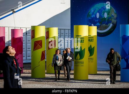 (151209)--PARIS, 9. Dezember 2015 (Xinhua)--Teilnehmer am Veranstaltungsort der Paris Konferenz zum Klimawandel in Le Bourget auf den nördlichen Vororten von Paris, 9. Dezember 2015 laufen. Der französische Außenminister und Präsident von Paris Klima Konferenz Laurent Fabius präsentiert eine neue saubere Version des Textes für ein globales Klimaschutzabkommen am Mittwoch als Grundlage für weitere Verhandlungen zwischen den Ländern in den nächsten 48 Stunden. Die wichtigsten noch offenen Fragen, die noch um zu lösenden gehören nach 2020 Klimafinanzierung, Ehrgeiz der Aktion und wie entsprechend das Prinzip der "gemeinsamen, aber differenzierten Pfl Stockfoto