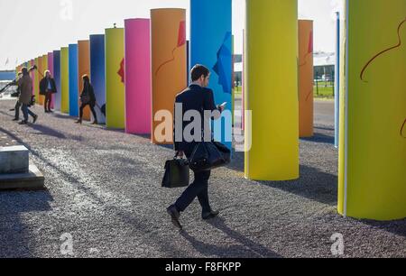 (151209)--PARIS, 9. Dezember 2015 (Xinhua)--Teilnehmer am Veranstaltungsort der Paris Konferenz zum Klimawandel in Le Bourget auf den nördlichen Vororten von Paris, 9. Dezember 2015 laufen. Der französische Außenminister und Präsident von Paris Klima Konferenz Laurent Fabius präsentiert eine neue saubere Version des Textes für ein globales Klimaschutzabkommen am Mittwoch als Grundlage für weitere Verhandlungen zwischen den Ländern in den nächsten 48 Stunden. Die wichtigsten noch offenen Fragen, die noch um zu lösenden gehören nach 2020 Klimafinanzierung, Ehrgeiz der Aktion und wie entsprechend das Prinzip der "gemeinsamen, aber differenzierten Pfl Stockfoto