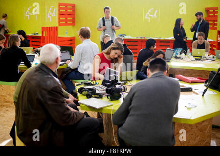 (151209)--PARIS, 9. Dezember 2015 (Xinhua)--Teilnehmer arbeiten an der Abendkasse der Paris Konferenz zum Klimawandel in Le Bourget an den nördlichen Vororten von Paris, 9. Dezember 2015. Der französische Außenminister und Präsident von Paris Klima Konferenz Laurent Fabius präsentiert eine neue saubere Version des Textes für ein globales Klimaschutzabkommen am Mittwoch als Grundlage für weitere Verhandlungen zwischen den Ländern in den nächsten 48 Stunden. Die wichtigsten noch offenen Fragen, die noch um zu lösenden gehören nach 2020 Klimafinanzierung, Ehrgeiz der Aktion und wie entsprechend das Prinzip der "gemeinsamen, aber differenzierten Pfl Stockfoto