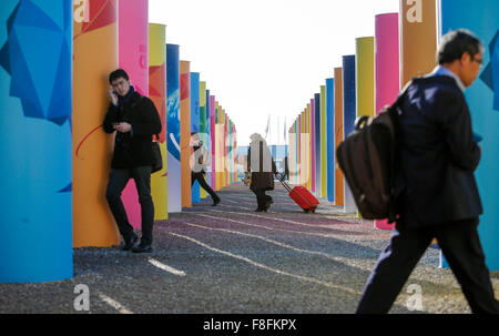 (151209)--PARIS, 9. Dezember 2015 (Xinhua)--Teilnehmer am Veranstaltungsort der Paris Konferenz zum Klimawandel in Le Bourget auf den nördlichen Vororten von Paris, 9. Dezember 2015 laufen. Der französische Außenminister und Präsident von Paris Klima Konferenz Laurent Fabius präsentiert eine neue saubere Version des Textes für ein globales Klimaschutzabkommen am Mittwoch als Grundlage für weitere Verhandlungen zwischen den Ländern in den nächsten 48 Stunden. Die wichtigsten noch offenen Fragen, die noch um zu lösenden gehören nach 2020 Klimafinanzierung, Ehrgeiz der Aktion und wie entsprechend das Prinzip der "gemeinsamen, aber differenzierten Pfl Stockfoto