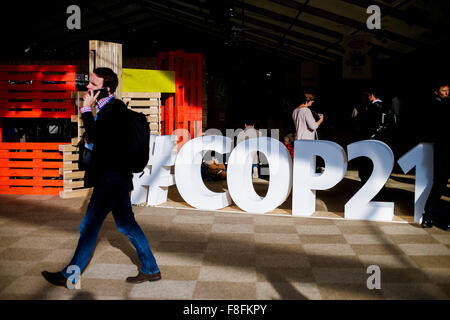 (151209)--PARIS, 9. Dezember 2015 (Xinhua)--Teilnehmer am Veranstaltungsort der Paris Konferenz zum Klimawandel in Le Bourget auf den nördlichen Vororten von Paris, 9. Dezember 2015 laufen. Der französische Außenminister und Präsident von Paris Klima Konferenz Laurent Fabius präsentiert eine neue saubere Version des Textes für ein globales Klimaschutzabkommen am Mittwoch als Grundlage für weitere Verhandlungen zwischen den Ländern in den nächsten 48 Stunden. Die wichtigsten noch offenen Fragen, die noch um zu lösenden gehören nach 2020 Klimafinanzierung, Ehrgeiz der Aktion und wie entsprechend das Prinzip der "gemeinsamen, aber differenzierten Pfl Stockfoto