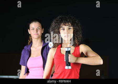 zwei Frauen erarbeiten und Gastronomieexperten im Fitnessclub Stockfoto