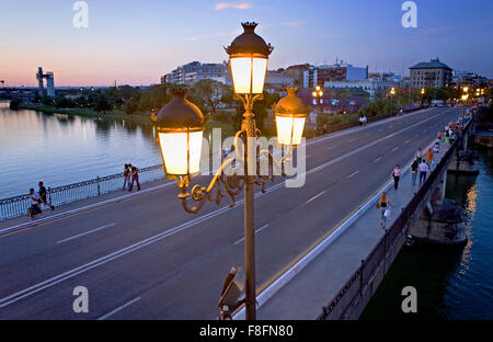 Isabel II Brücke oder Triana-Brücke. Des Flusses Guadalquivir. Sevilla, Andalusien, Spanien. Stockfoto