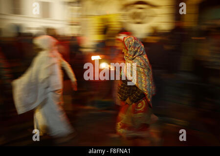 Kathmandu, Nepal. 9. Dezember 2015. Hindu-Frauen halten Öllampen während der Durchführung der traditioneller Ritualen während Bala Chaturdashi Festivals im Pashupatinath Tempel. Bala Chaturdashi Festival wird im Gedenken an die Toten geliebten beobachtet. Es wird geglaubt, von Bala Chaturdashi Rituale, die ein besserer Platz im Himmel für toten Verwandten gesichert werden kann. © Skanda Gautam/ZUMA Draht/Alamy Live-Nachrichten Stockfoto