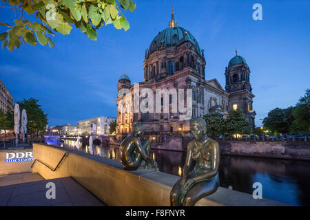 Drei Mädchen und ein Junge, Skulpturen von Wilfried Fitzenreiter, Spree Riverside, Kuppel, Kathdral, Berlin Stockfoto