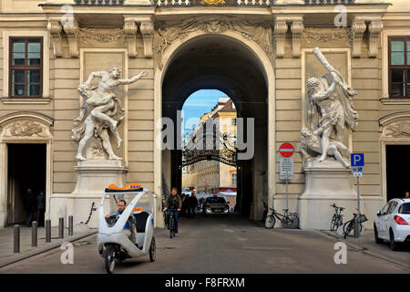 Der Eingang der Hofburg, dem kaiserlichen Palast der Habsburger, von der Seite der Michaelerplatz, Wien, Österreich Stockfoto