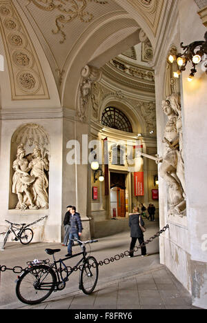 Der Eingang der Hofburg, dem kaiserlichen Palast der Habsburger, von der Seite der Michaelerplatz, Wien, Österreich Stockfoto