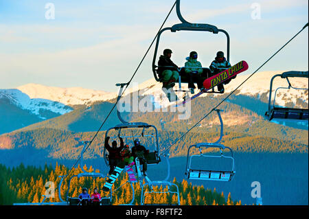 Menschen auf einen Skilift in Bukovel. Bukovel ist das beliebteste Skigebiet in der Ukraine. Stockfoto