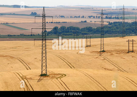 Pylonen in den Bereichen - Energieverteilung Stockfoto