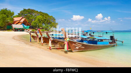 Thailand - Phi Phi Island, Phang Nga Bay, long-Tail-Boote Stockfoto