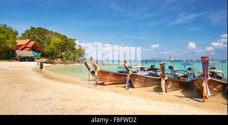 Thailand tropischen Strand - Insel Phi Phi, Phang Nga Bay, long-Tail-Boote Stockfoto