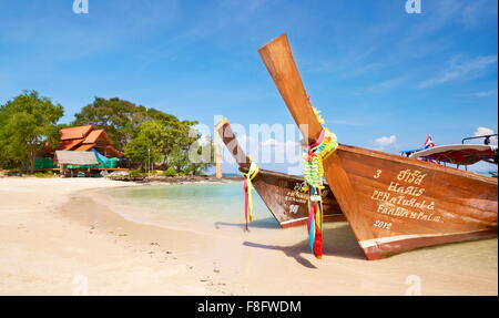 Thailand - Phi Phi Island, Phang Nga Bay, long-Tail-Boote Stockfoto