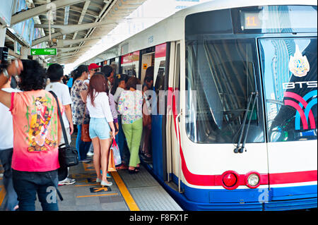 Menschen an Bord einer BTS Skytrain an einem Stadt-Zentrum-Bahnhof. Die thailändische Hauptstadt BTS Bahn ÖPNV sys Stockfoto