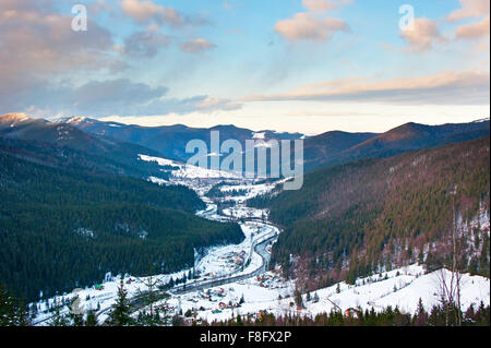 Luftaufnahme der Karpaten Berge mit Fluss und Dorf Stockfoto