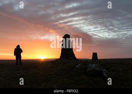 Walker, genießen den Sonnenaufgang auf dem Gipfel des Shacklesborough Baldersdale Teesdale County Durham UK Stockfoto