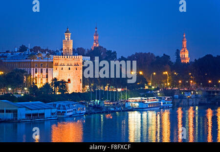 Gold-Turm. In den Hintergrund Türmen des quadratischen España.  Sevilla, Andalusien, Spanien. Stockfoto