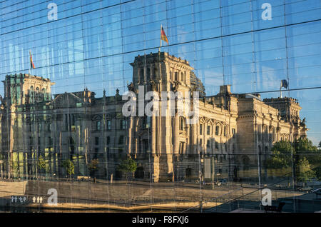 Reichstag und Regierung Gebäuden auf der Spree in Berlin, Reflexion im Marie-Elisabeth-Lueders-Haus Stockfoto