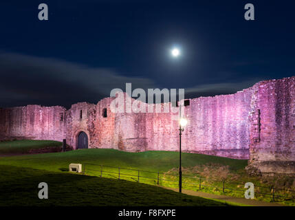 Die Wände des Barnard Castle beleuchtet durch farbige LED-Beleuchtung, Teesdale County Durham UK Stockfoto