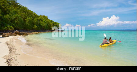 Thailand - Phi Phi Island, Phang Nga Bay, Touristen auf Kanu Stockfoto