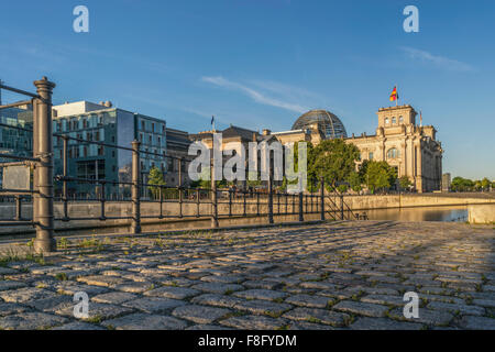 Reichstag und Regierung Gebäuden auf der Spree in Berlin Stockfoto