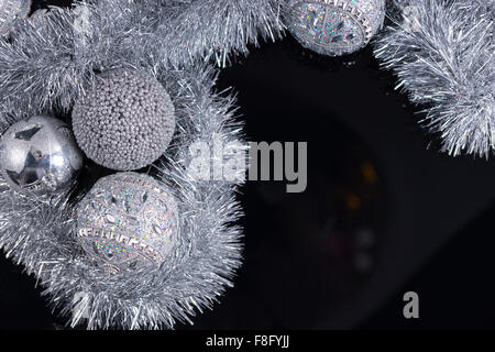 Silver Weihnachten Hintergrund mit einer Anordnung der Kugeln und Lametta auf einer dunklen Oberfläche mit Exemplar für Ihren Urlaub Gruß, Draufsicht. Stockfoto