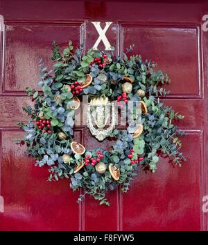 Weihnachten Kranz auf rote Tür Stockfoto