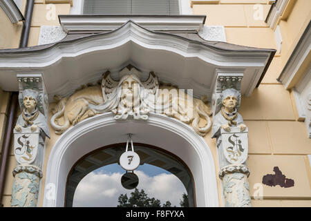 Immobilien, renoviertes Appartementhaus, Eingangstür mit Figuren, Victoria Luise Platz, Schöneberg, Berlin Stockfoto
