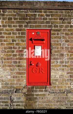 Royal Mail-Briefkasten auf Ziegelmauer Stockfoto