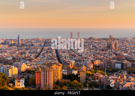 Skyline von Barcelona am Nachmittag um goldene Stunde Stockfoto