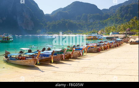 Thailand - Phi Phi Island, Phang Nga Bay, long-Tail-Boote am Strand Stockfoto