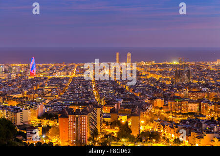 Skyline von Barcelona am Nachmittag zur blauen Stunde Stockfoto