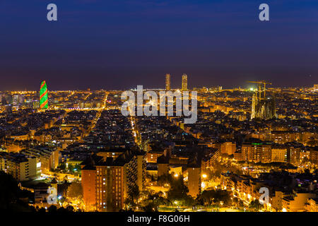 Barcelona Skyline bei Nacht während der Weihnachtszeit Stockfoto