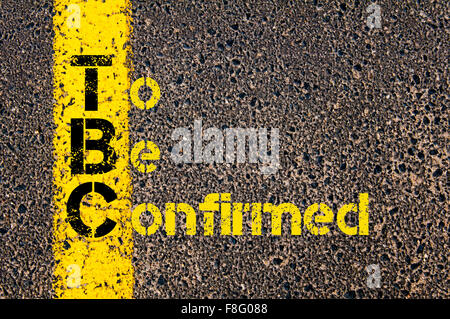 Konzept-Bild der Buchhaltung Business Abkürzung TBC werden bestätigt über Straße Markierung gelber Farbe geschrieben. Stockfoto