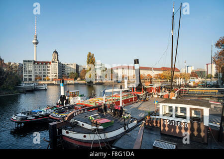 Historischen Hafen, Maerkisches Ufer, Museumsschiffe, Hafen, alten Lastkahn Helene, Berlin Mitte, Deutschland Stockfoto