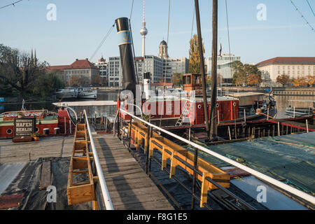 Historischen Hafen, Maerkisches Ufer, Museumsschiffe, Hafen, alten Lastkahn Helene, Berlin Mitte, Deutschland Stockfoto