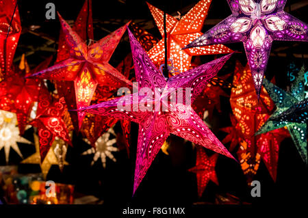 Verschiedene leuchtende Weihnachtssterne auf dem Weihnachtsmarkt in Bremgarten, Aargau, Schweiz. Stockfoto