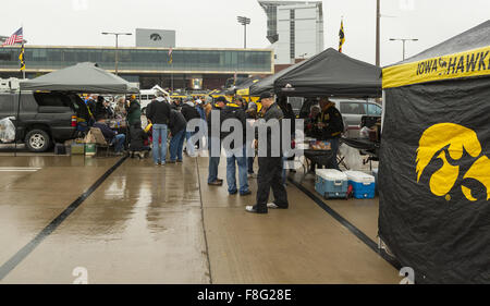 Iowa City, Iowa, USA. 31. Oktober 2015. Heckklappe Fans vor dem Anpfiff die Iowa Hawkeyes und Maryland Terrapins Stadium Kinnick, in Iowa City, Iowa., Samstag, 31. Oktober 2015. © Louis Brems/Quad-Stadt-Zeiten / ZUMA Draht/Alamy Live News Stockfoto