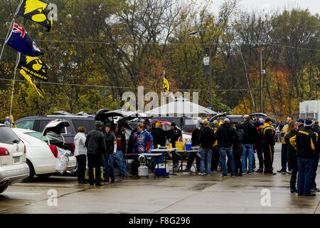Iowa City, Iowa, USA. 31. Oktober 2015. Heckklappe Fans vor dem Anpfiff die Iowa Hawkeyes und Maryland Terrapins Stadium Kinnick, in Iowa City, Iowa., Samstag, 31. Oktober 2015. © Louis Brems/Quad-Stadt-Zeiten / ZUMA Draht/Alamy Live News Stockfoto