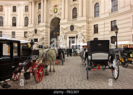 Traditionellen Kutschen inf vor der Hofburg, dem kaiserlichen Palast der Habsburger, von Michaelerplatz Wien, Österreich Stockfoto