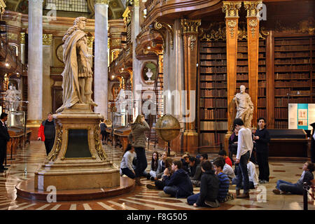 Gruppe von Schülern in der Prunksaal der Nationalbibliothek ("Nationalbibliothek Prunksaal) Wien, Österreich. Stockfoto