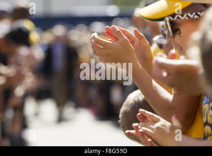 Iowa City, Iowa, USA. 26. Sep 2015. Fans klatscht, "Back in Black'' von ACDC, wie die Spieler vor Anpfiff der North Texas bedeutet grün und die Iowa Hawkeyes Football-Spiel im Kinnick Stadium in Iowa City, Iowa., 26. September 2015 kommen. © Louis Brems/Quad-Stadt-Zeiten / ZUMA Draht/Alamy Live News Stockfoto