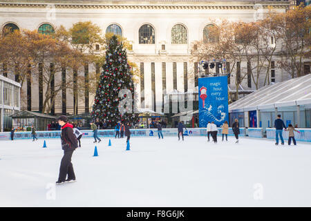 Ansicht von Citi Teich Eislaufbahn im Bryant Park in Manhattan mit Tannenbaum auf dem display Stockfoto