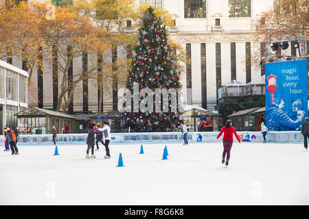 Ansicht von Citi Teich Eislaufbahn im Bryant Park in Manhattan mit Tannenbaum auf dem display Stockfoto