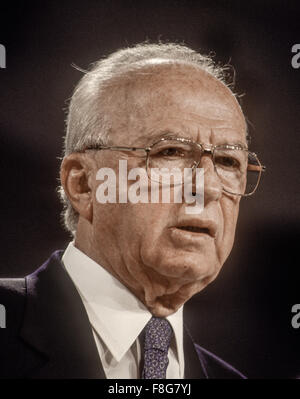 Washington, DC, USA, 7. Mai 1995 der israelische Ministerpräsident Yitzhak Rabin bei der Aipac-Abendessen.  Rabin war ein israelischer Politiker, Staatsmann und General. Er war der fünfte Premierminister von Israel, zwei Amtszeiten im Amt, 1974 – 77 und 1992 bis zu seiner Ermordung im Jahr 1995. Bildnachweis: Mark Reinstein Stockfoto